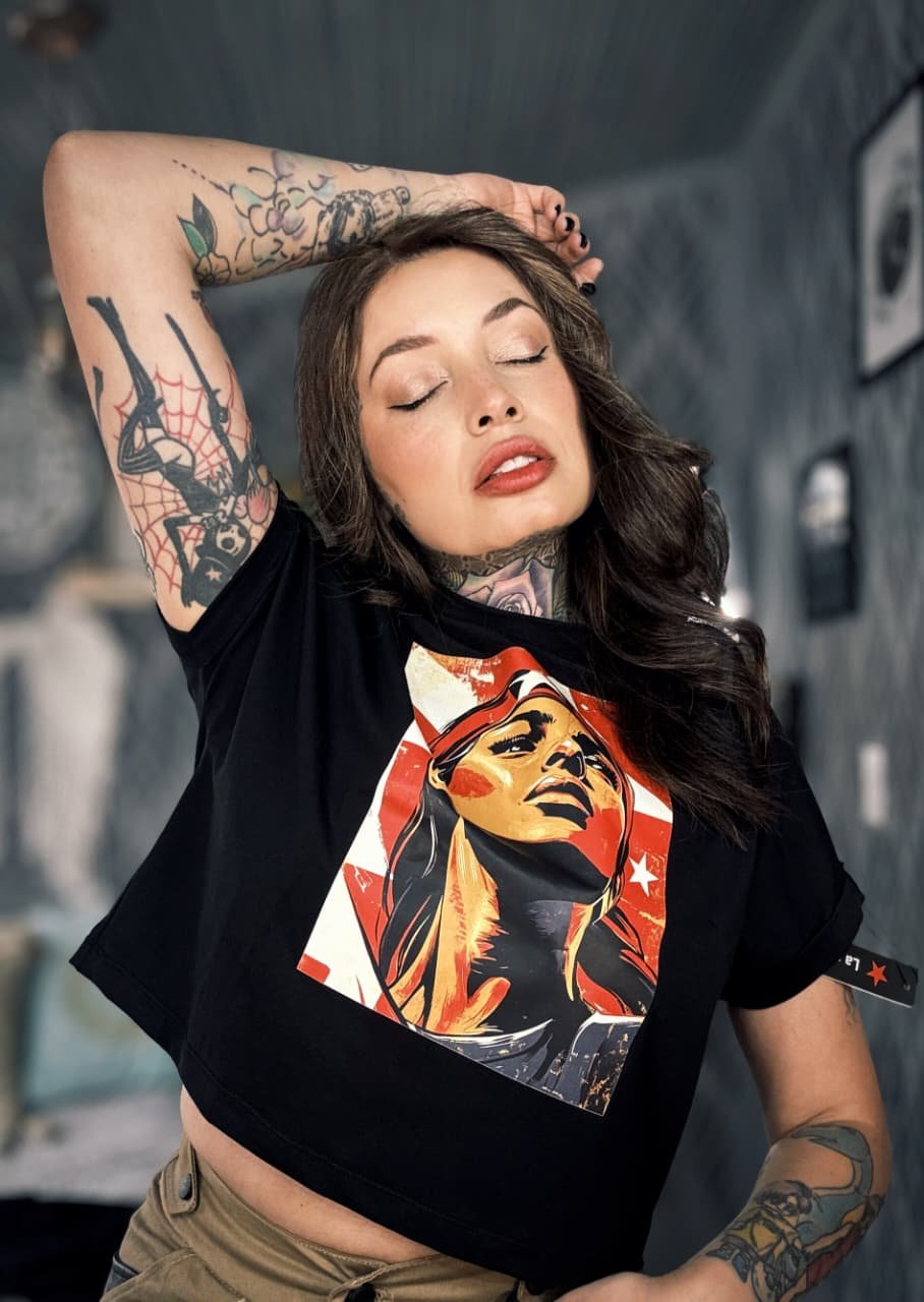 Camiseta Red Woman Negro - Image 6